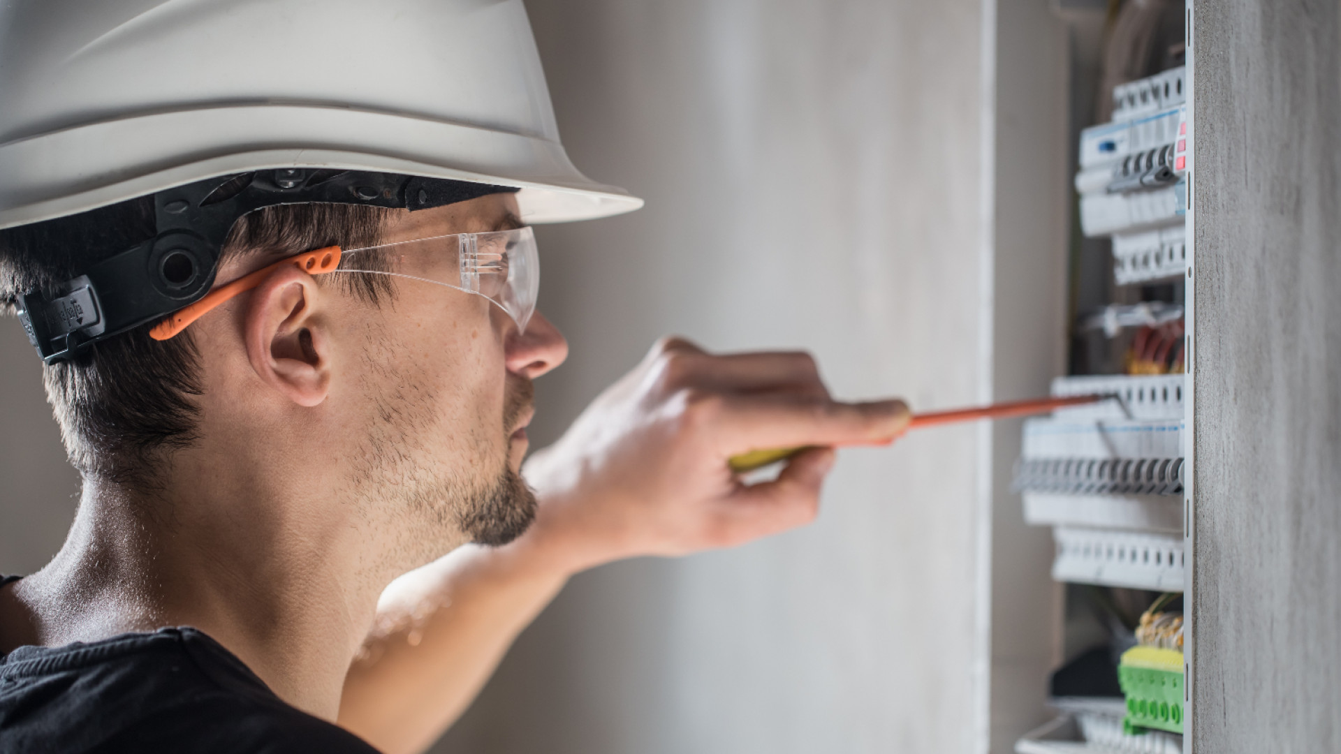 Comment choisir le bon électricien pour vos projets de rénovation ?