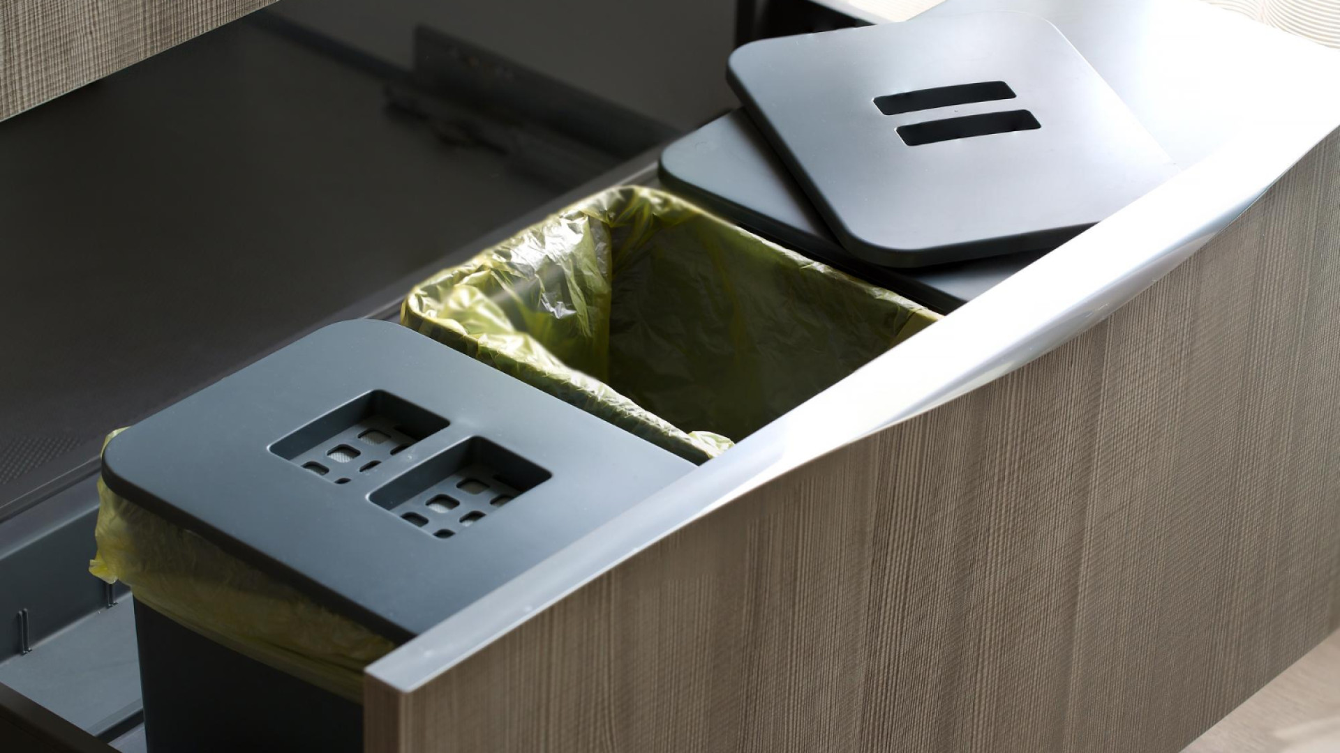 Poubelle encastrable : pourquoi l’adopter dans votre cuisine ?