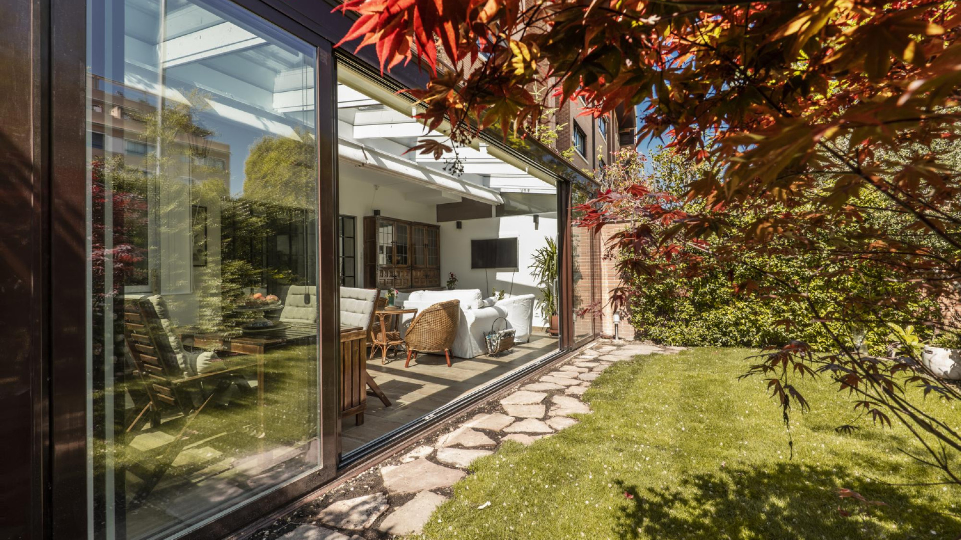 Véranda contemporaine à Lyon : allier confort, lumière et design