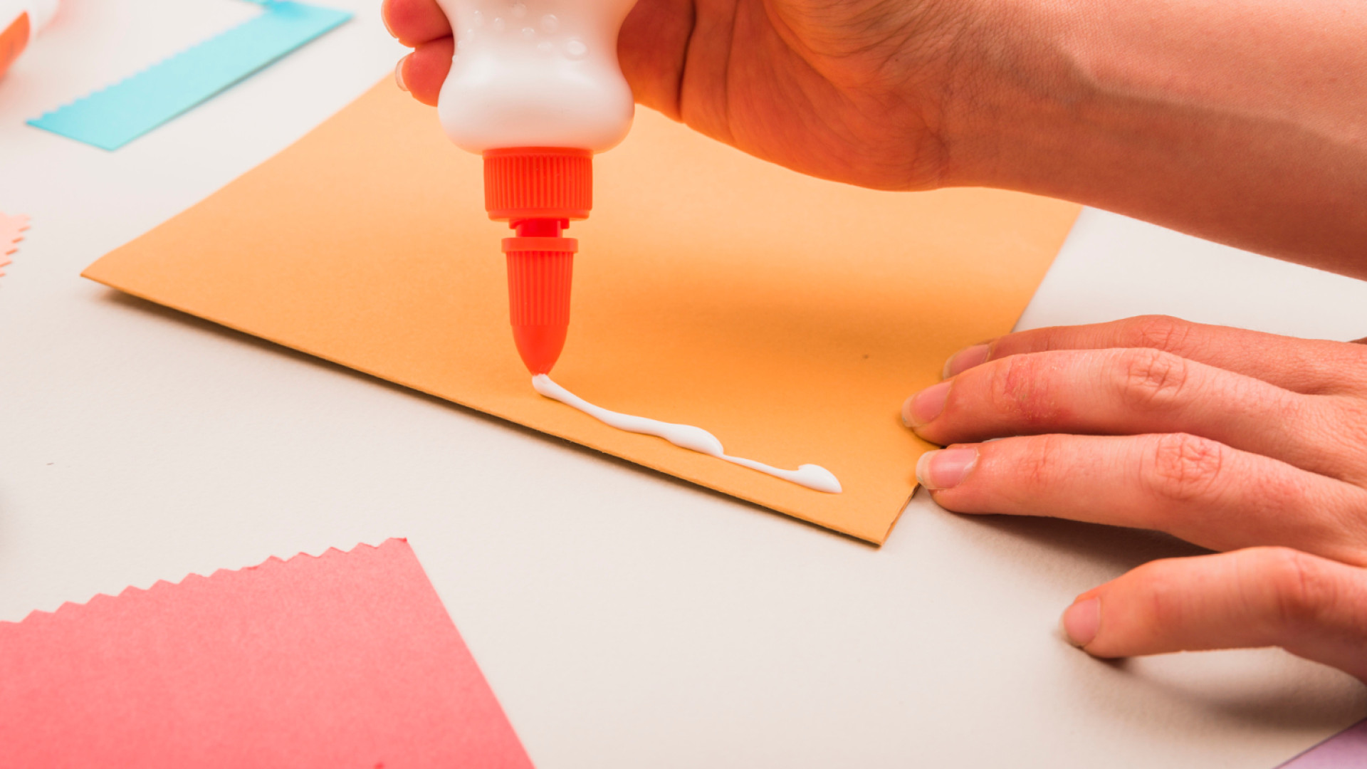 Colle époxy pour meuble en carton : quand et pourquoi franchir le cap ?