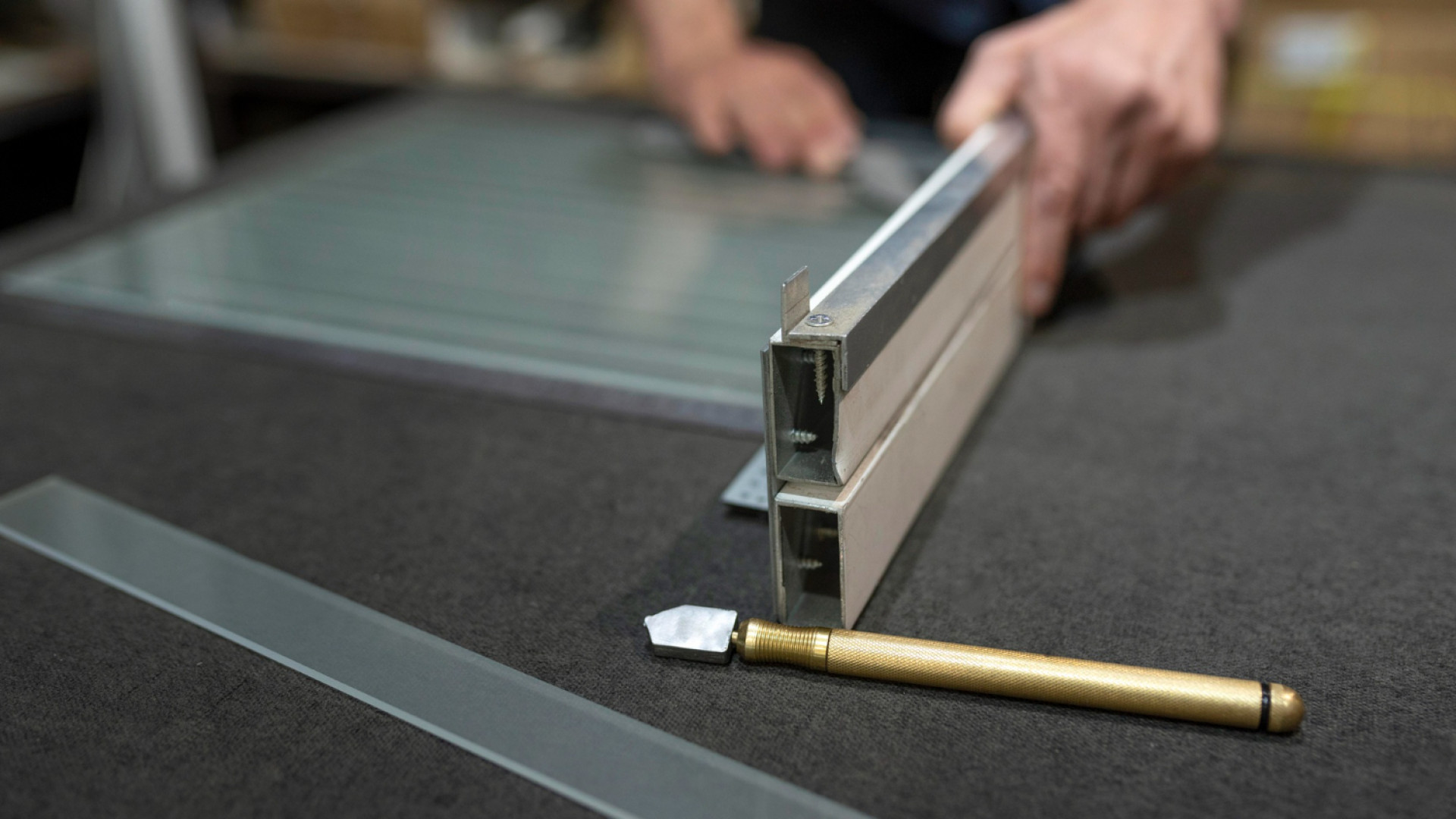 Profilé alu sur mesure : le renfort discret qui change tout dans un meuble fait maison